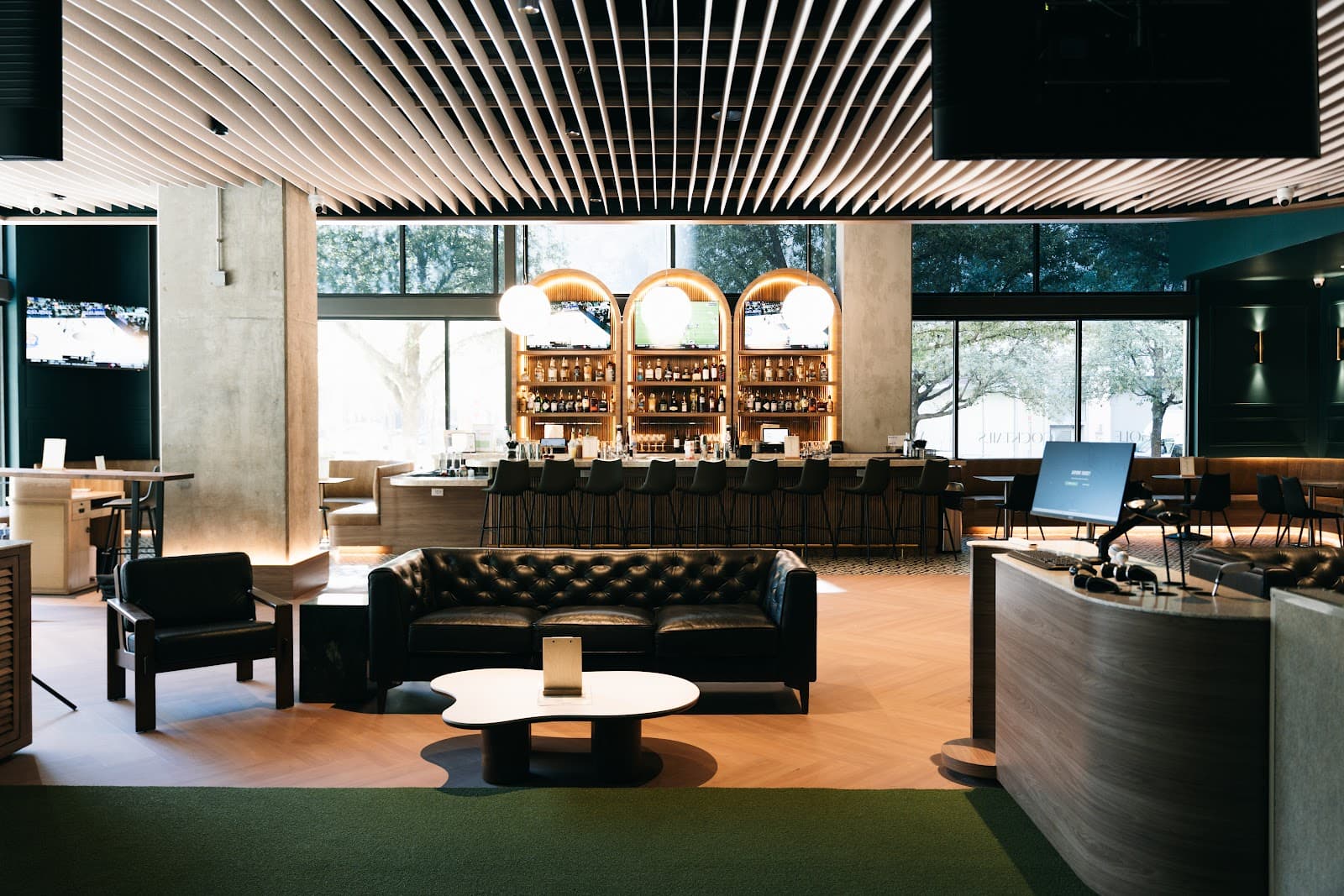 Birdies Golf Lounge - premium view
